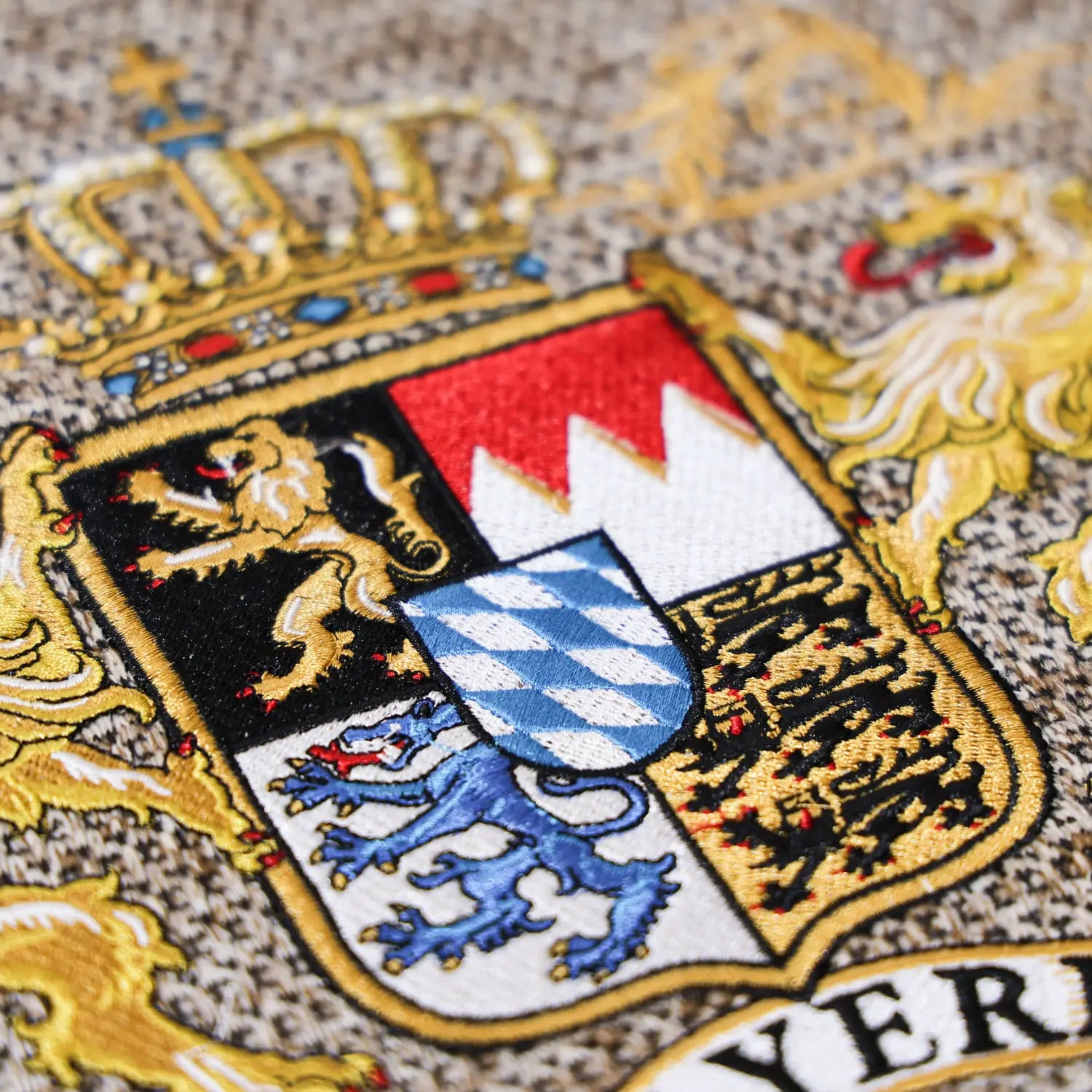 Bayern Stickerei Detail #Farbe_Hellbraun-Strick