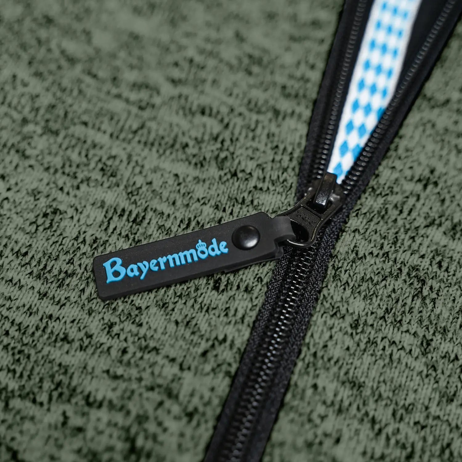 Bayernmode Reissverschluss#Farbe_Dunkelgrün