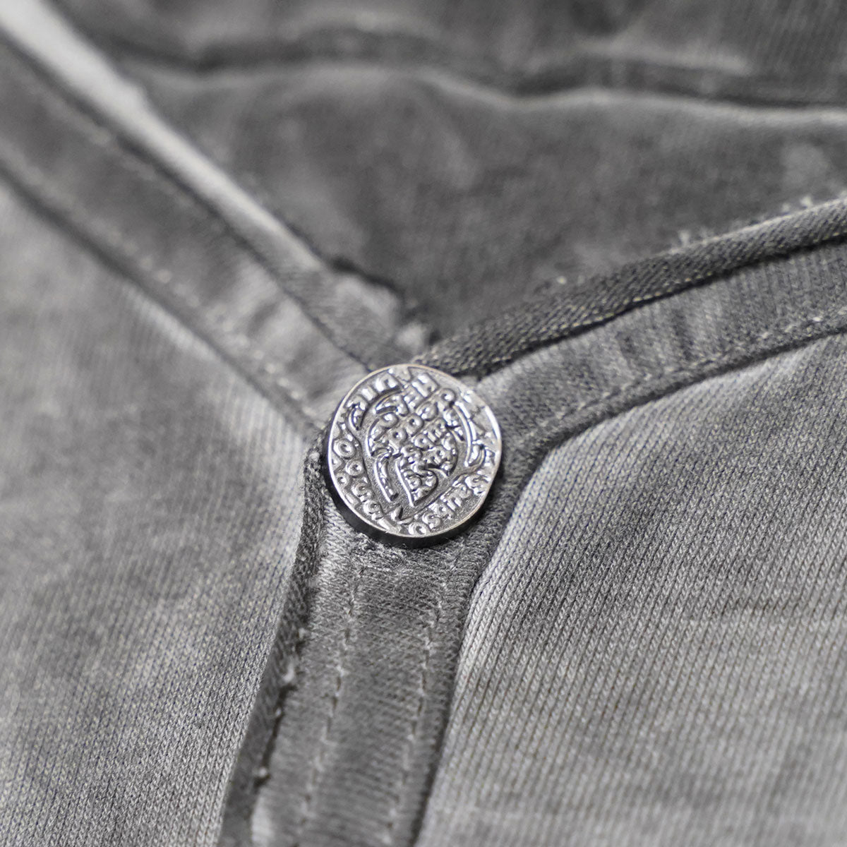 Detail Knopf Wüdara grau #Farbe_Grau