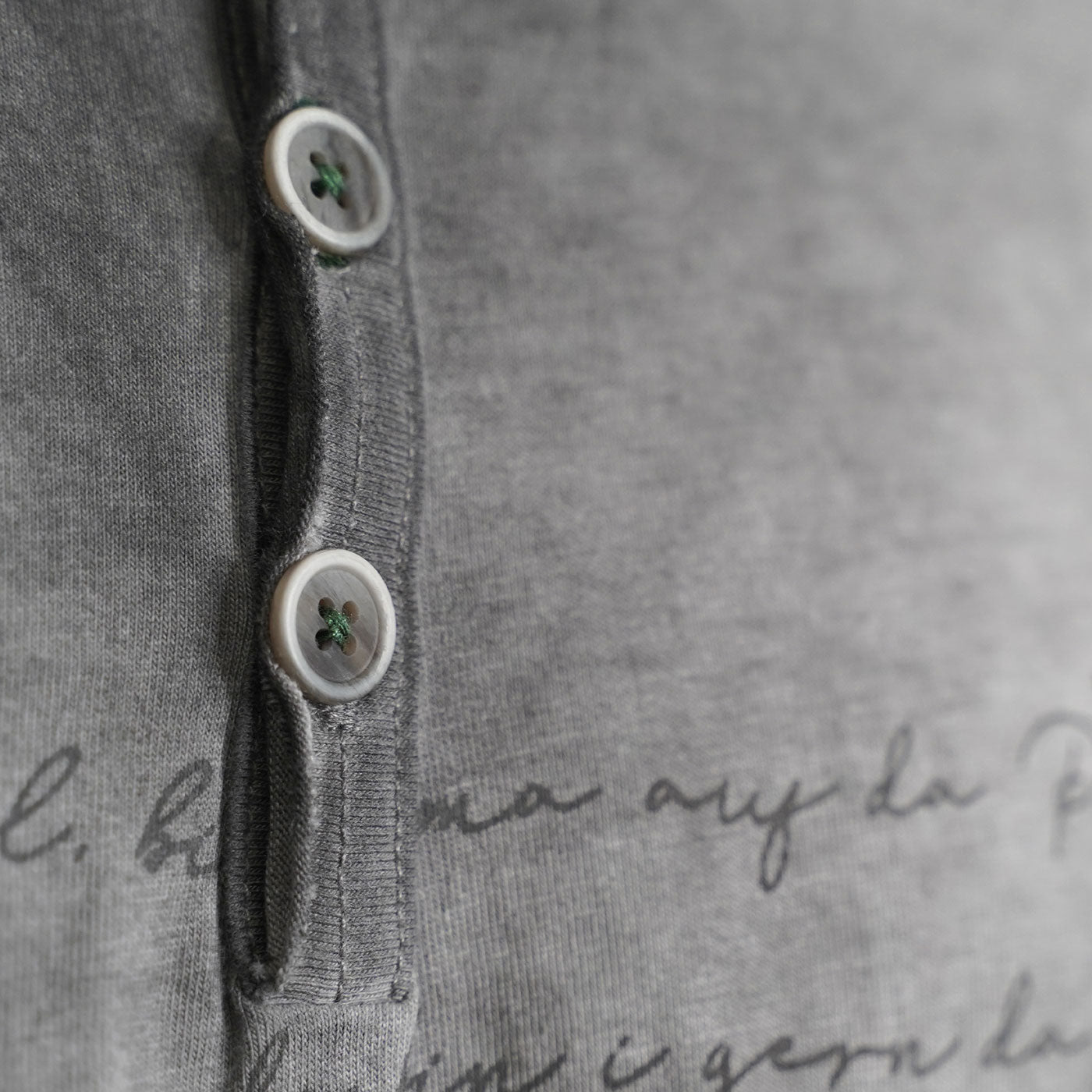 Detail Knopfleiste Wüdara Shirt grau #Farbe_Grau