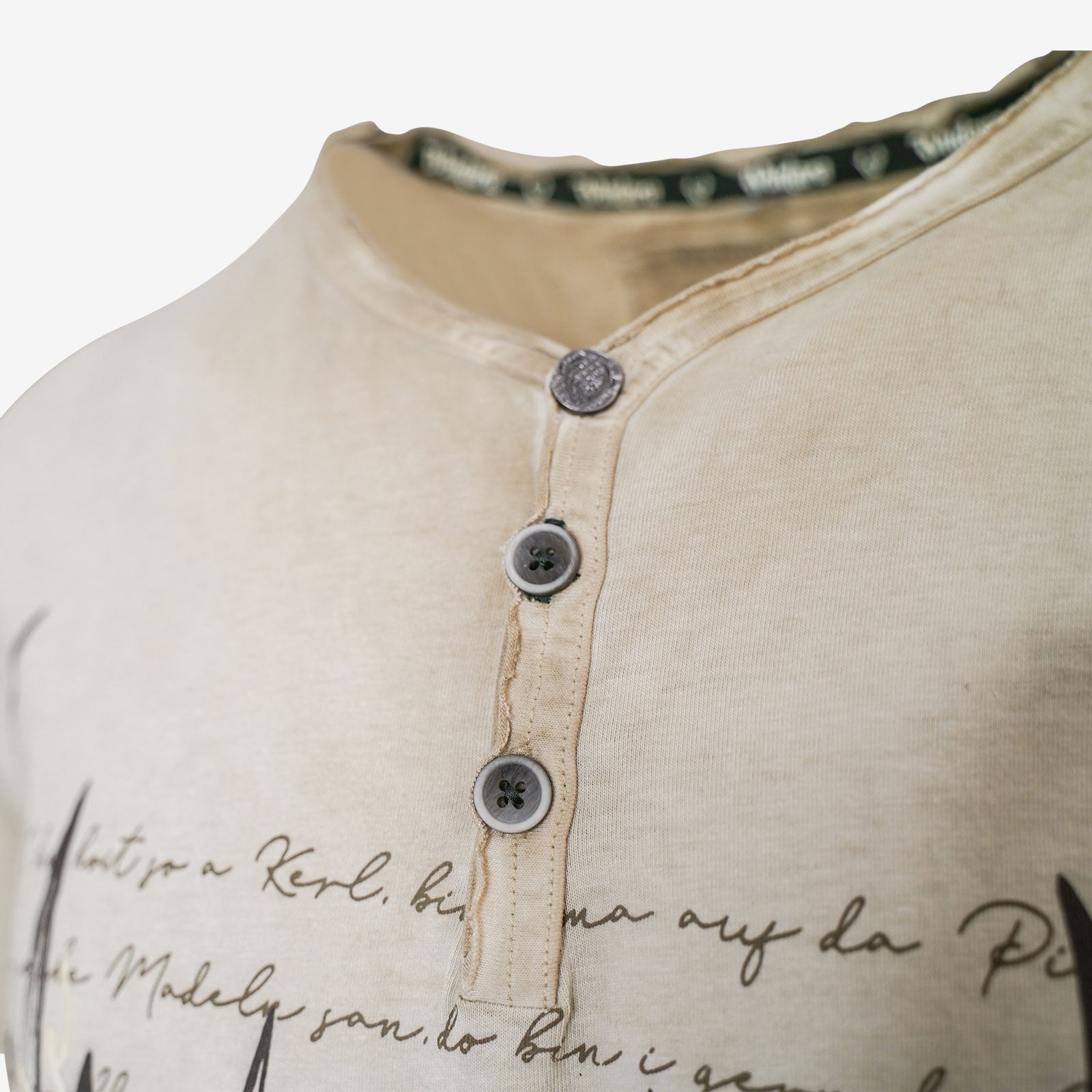 Detail Knopfleiste Wüdara T-Shirt Khaki #Farbe_Khaki